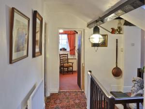 um corredor de uma casa com uma escada em Toms Cottage em Dalton in Furness