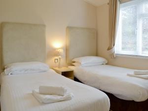 Uma cama ou camas num quarto em Heron Lodge