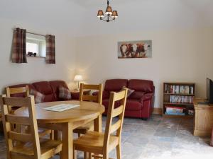 Normanton on Trent的住宿－The Parlour，客厅配有桌子和沙发