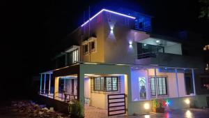 伊加特普里Kappys Villa的夜光亮的紫色房子