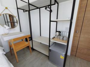 Habitación con litera, mesa y silla. en วิลล่ากันติ (Bed and Breakfast), en Bang Sare