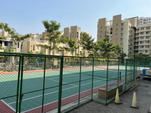 2BHK luxurious beautiful flat near IIM AIIMS في ناغبور: ملعب تنس في مدينة بها مباني