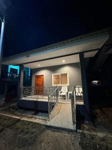 uma pequena casa com varanda à noite em PP. Valentine Bungalow em Phi Phi Don