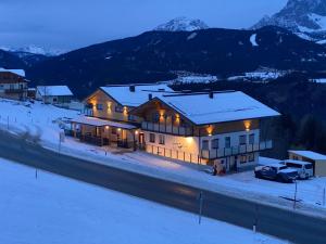 a house in the snow at night with a mountain at Ferienwohnung Talbach in Schladming