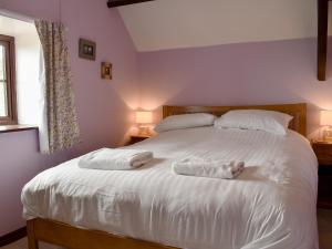 UgthorpeにあるBlack Bull Cottageのベッドルーム1室(白いベッド1台、タオル2枚付)