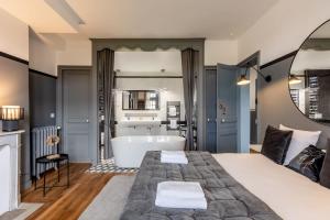 Un pat sau paturi într-o cameră la Le Manoir des EMBRUNS 14P - Location N1- Terrace- public parking 2 min