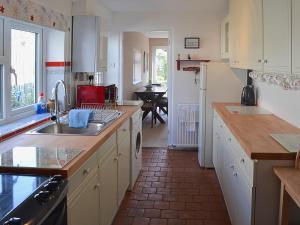Fordwich的住宿－Bow Cottage，厨房配有水槽和台面