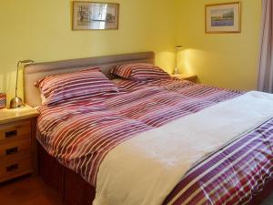 un lit avec deux oreillers dessus dans une chambre dans l'établissement Bow Cottage, à Fordwich 9 autres photos