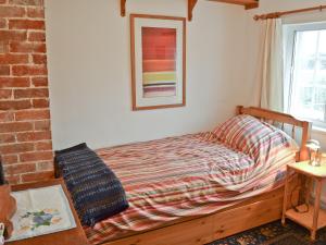 FordwichにあるBow Cottageのレンガの壁のドミトリールームのベッド1台分です。