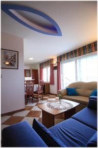 un soggiorno con divano e tavolo di -Villa Šjor -Primošten-Apartmani- has 2 large apartments and 2 smaller ones -Primošten Lokvice 6 a Primošten
