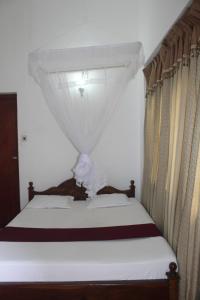 Cama ou camas em um quarto em Lazy Bear Best Hostel in Kandy