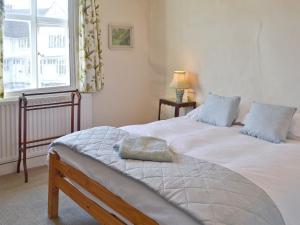 a bedroom with two beds and a window at Red Lion Corner in Lavenham