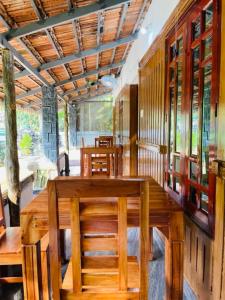 Munroe IslandMundro Garden Homestay的配有木桌椅的餐厅