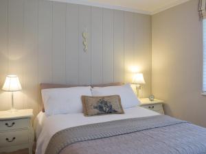 una camera con un letto con due comodini e due lampade di Seatrees a Corton