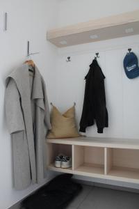 una habitación con un estante con abrigos y zapatos en Ferienhaus Grohs en Hahnenklee-Bockswiese