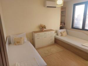 A bed or beds in a room at Apartament Emi