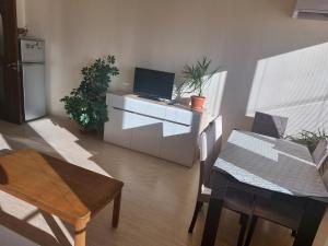 A television and/or entertainment centre at Apartament Emi