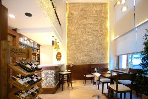 un restaurante con una pared de piedra y un bar en Barin Hotel, en Estambul