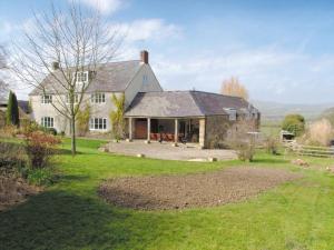 een groot wit huis met een grote tuin bij Purcombe Farmhouse - 28458 in Whitchurch Canonicorum