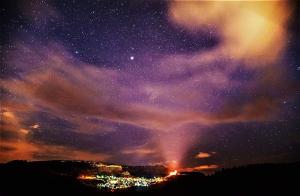 einen Nachthimmel voller Sterne und einer Stadt in der Unterkunft Casa Abuelo Lorenzo in Enguídanos