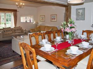uma sala de estar com uma mesa de madeira e cadeiras em Park House em Harlaxton