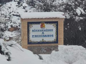ein schneebedecktes Schild vor einem Gebäude in der Unterkunft Casa Abuelo Lorenzo in Enguídanos