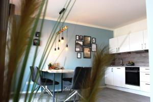 Kuchyň nebo kuchyňský kout v ubytování FerienHAUS Marta am Diemelsee im Sauerland mit eigener Sauna, Garten, Terrasse, Balkon und Blick auf den See + 33 fotografií