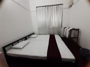 Cama ou camas em um quarto em Lazy Bear Best Hostel in Kandy