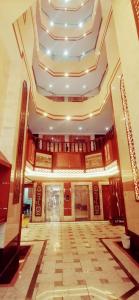 a large lobby with a large ceiling and a hallway at فندق النيم in Al ‘Awālī