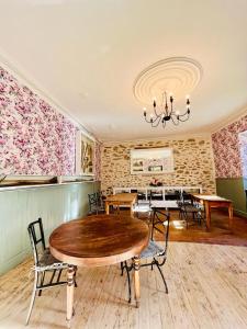 - une salle à manger avec une table et des chaises en bois dans l'établissement Hostel Baqueira - Refugi Rosta - PyrenMuseu, à Salardú
