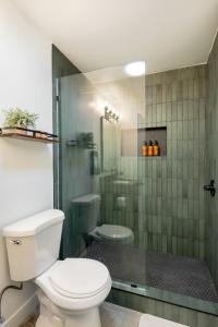 ein Bad mit einem WC und einer Dusche in der Unterkunft 2 Min To Dt, Fire Pit, Hot Tub, Fully Fenced in Joshua Tree