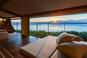 a living room with a view of the ocean at Genmyoan in Miyazu