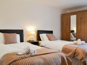 two beds sitting next to each other in a bedroom at Riverview in Frosterley