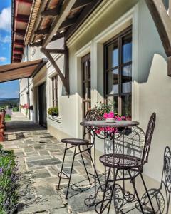 een patio met een tafel en stoelen aan de zijkant van een gebouw bij Statek Blatiny in Sněžné