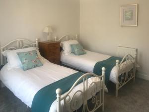 two twin beds in a room with at Ivy Cottage in Skipton
