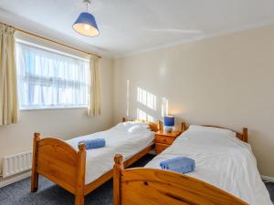 Säng eller sängar i ett rum på Leeward Cottage