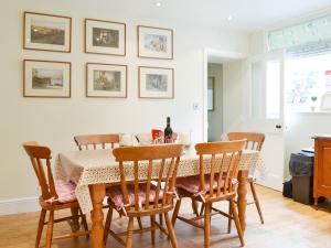 uma sala de jantar com mesa e cadeiras em Laundry Cottage em Rudston