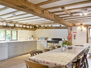 uma cozinha com mesa e cadeiras num quarto em Rose Farm Barn em Laxfield
