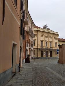 uma rua vazia ao lado de um grande edifício em Il Garibaldi em Savigliano