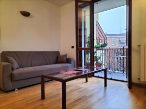 sala de estar con sofá y mesa de centro en CASA ATENE, en Milán