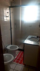 - Baño con 2 lavabos y aseo en Espaço ALA Minas, en São Lourenço