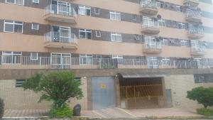 un gran edificio con balcones en un lateral en Espaço ALA Minas, en São Lourenço