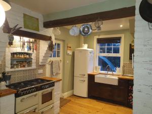 A kitchen or kitchenette at Central Falmouth. Chickens, Treehouse, Garden
