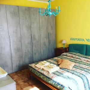 เตียงในห้องที่ IL DOLCE ULIVO casa vacanze (up to 5 sleep)