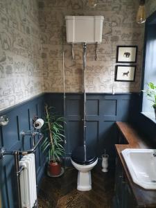 A bathroom at Central Falmouth. Chickens, Treehouse, Garden