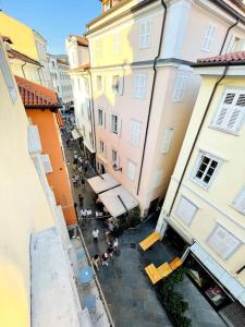 une vue sur une rue de la ville avec des bâtiments dans l'établissement Torretta10 - Studio Apartment, à Trieste
