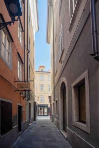 un chemin vide entre les bâtiments d'une ville dans l'établissement Torretta10 - Studio Apartment, à Trieste