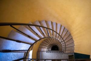 eine Wendeltreppe in einem Gebäude mit einer Treppe in der Unterkunft Torretta10 - Studio Apartment in Triest