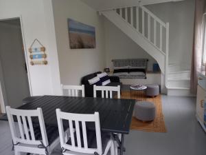 jadalnia i salon ze stołem i krzesłami w obiekcie Gîte La Mer, 50m de la mer w mieście Saint-Germain-sur-Ay
