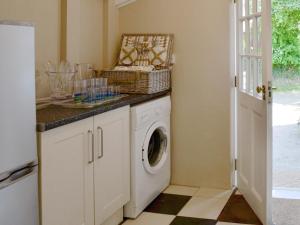 - une buanderie avec un lave-linge et un sèche-linge dans l'établissement Maidenland, à Saint Kew